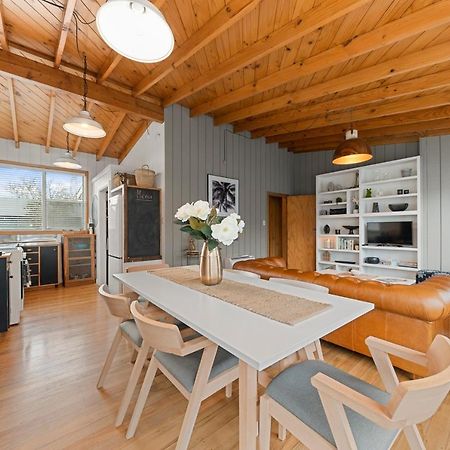 The Walnut Tree House - Martinborough Holiday Home Luaran gambar