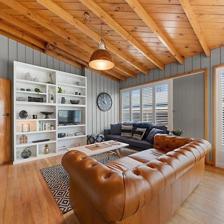 The Walnut Tree House - Martinborough Holiday Home Luaran gambar