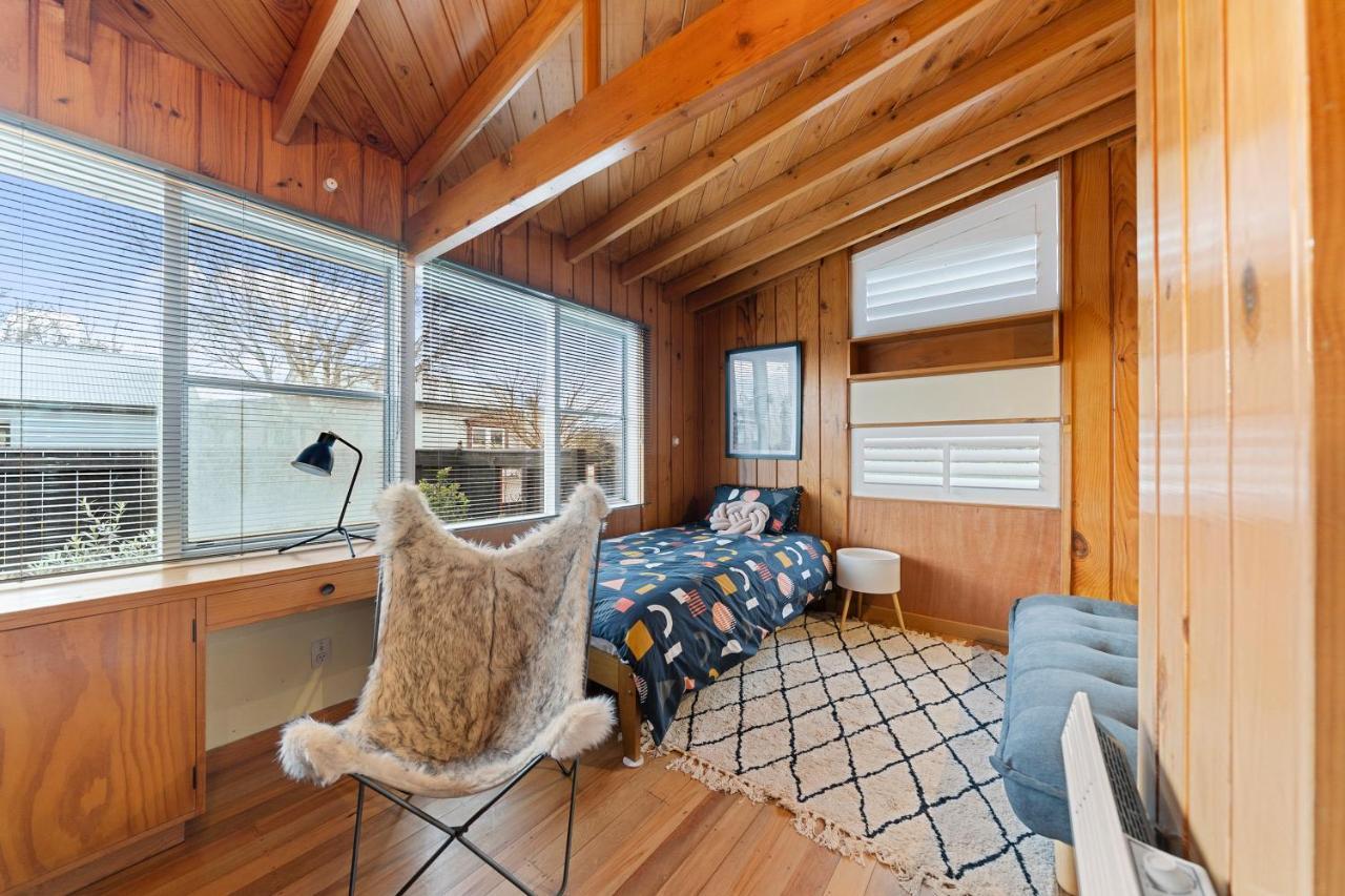 The Walnut Tree House - Martinborough Holiday Home Luaran gambar