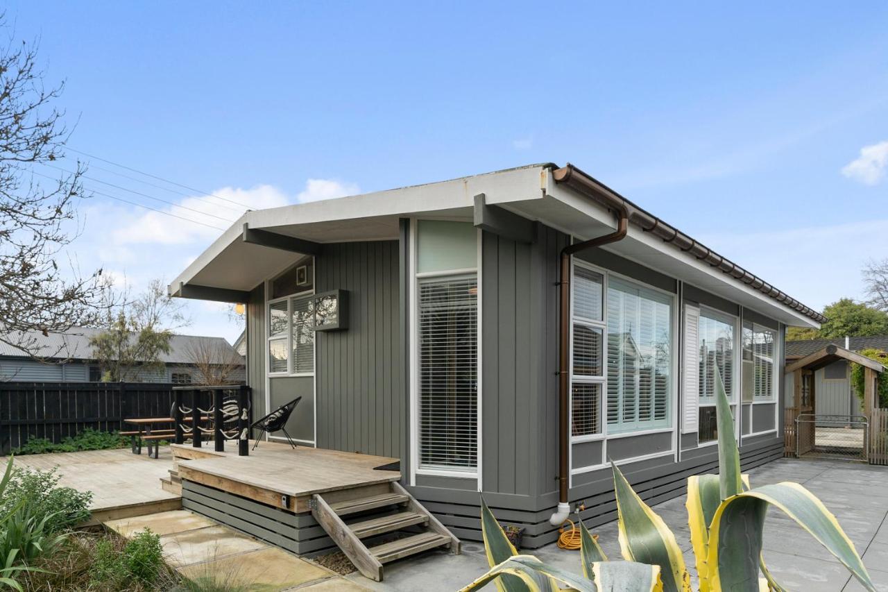 The Walnut Tree House - Martinborough Holiday Home Luaran gambar