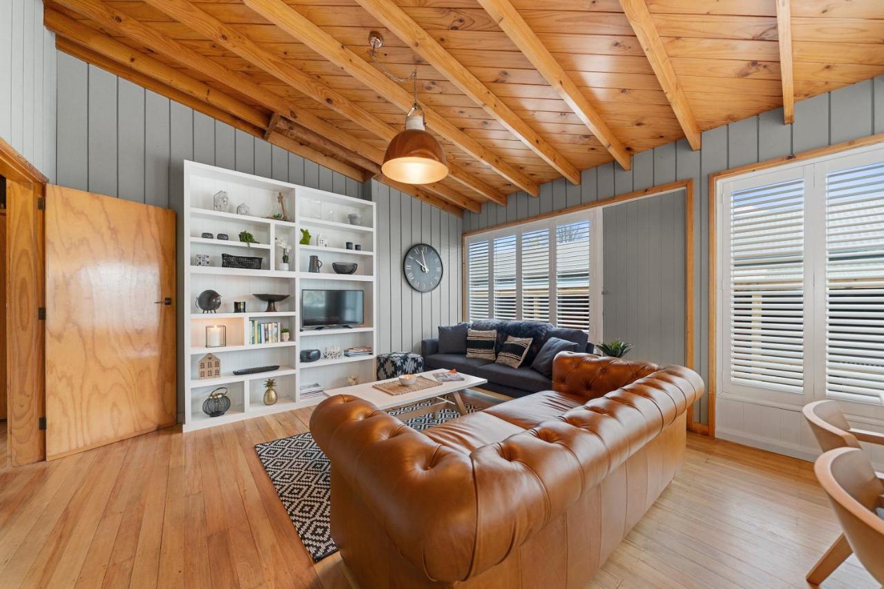 The Walnut Tree House - Martinborough Holiday Home Luaran gambar