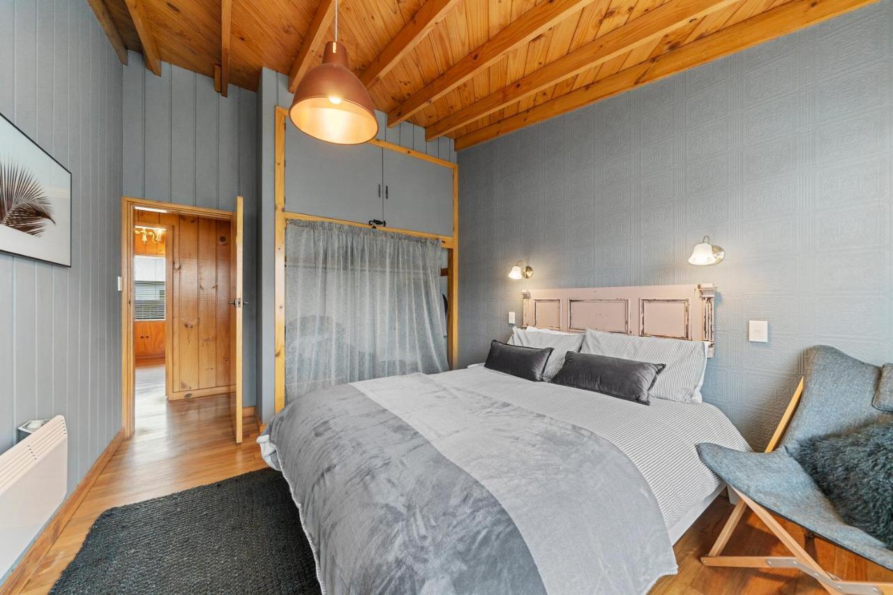 The Walnut Tree House - Martinborough Holiday Home Luaran gambar