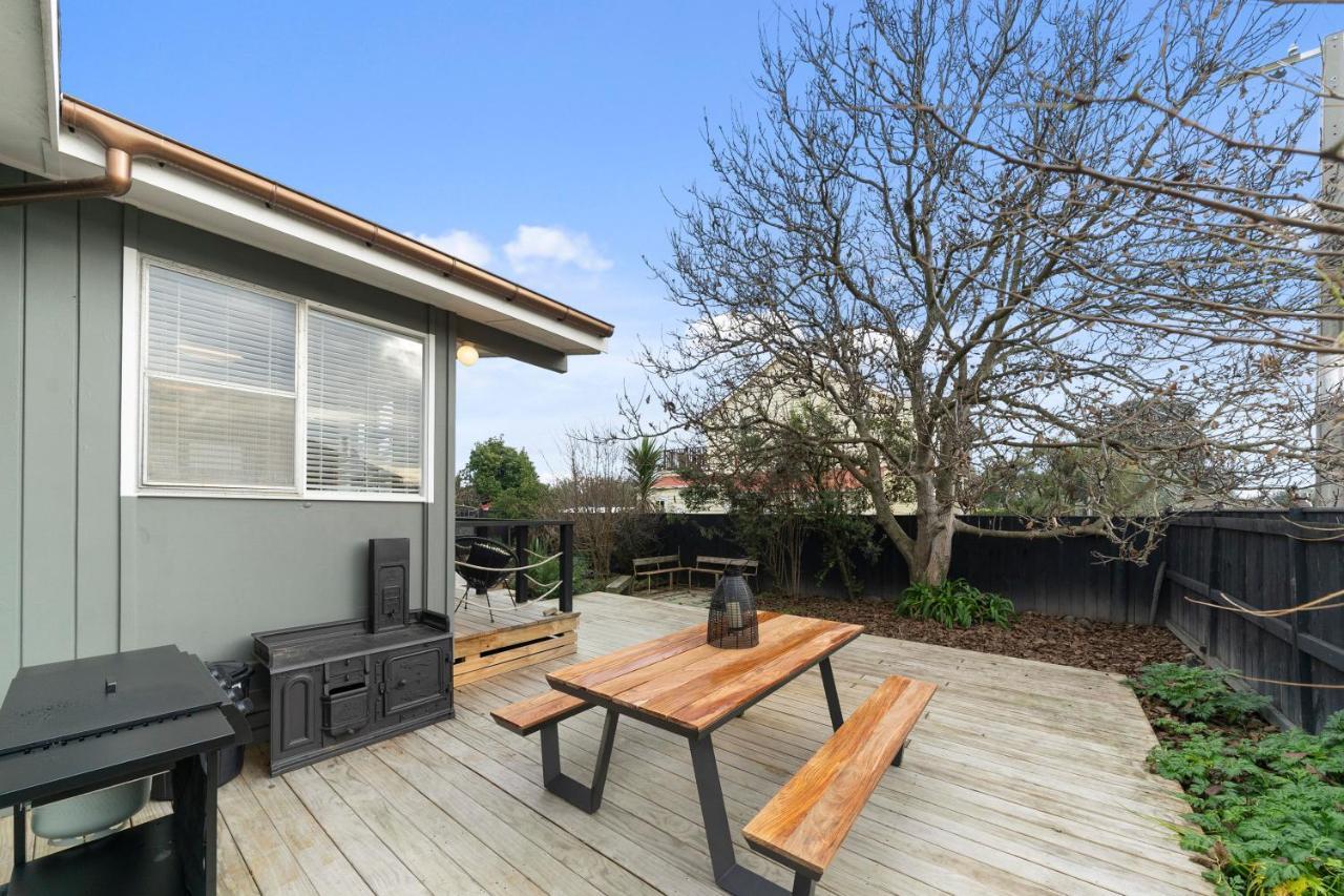 The Walnut Tree House - Martinborough Holiday Home Luaran gambar