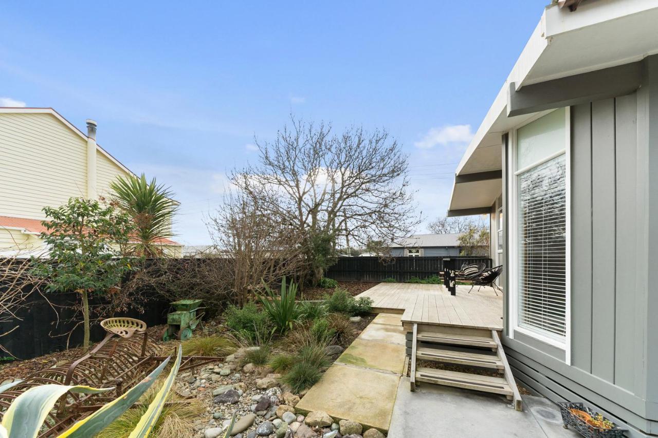 The Walnut Tree House - Martinborough Holiday Home Luaran gambar