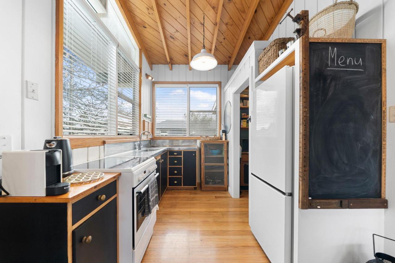 The Walnut Tree House - Martinborough Holiday Home Luaran gambar