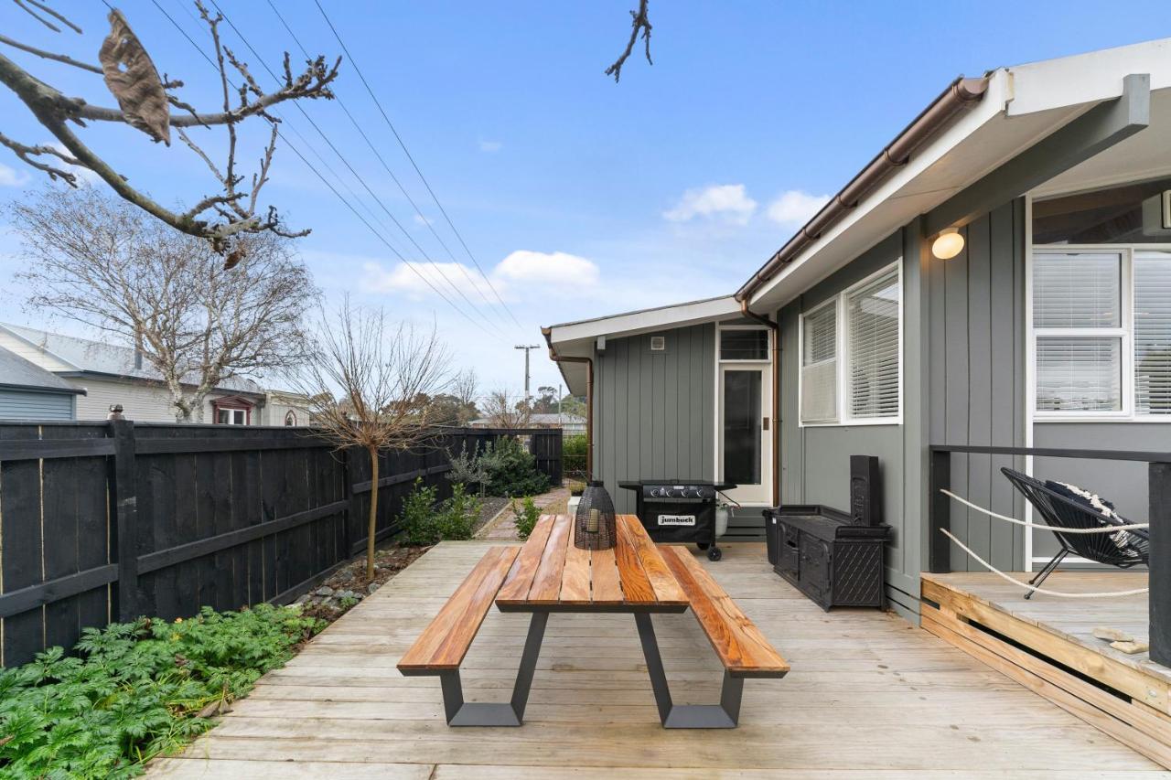 The Walnut Tree House - Martinborough Holiday Home Luaran gambar