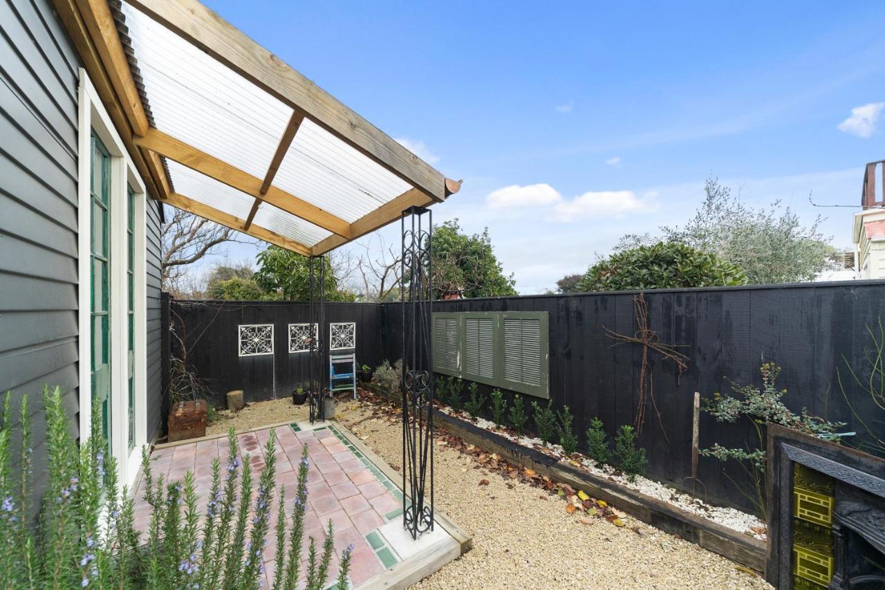 The Walnut Tree House - Martinborough Holiday Home Luaran gambar