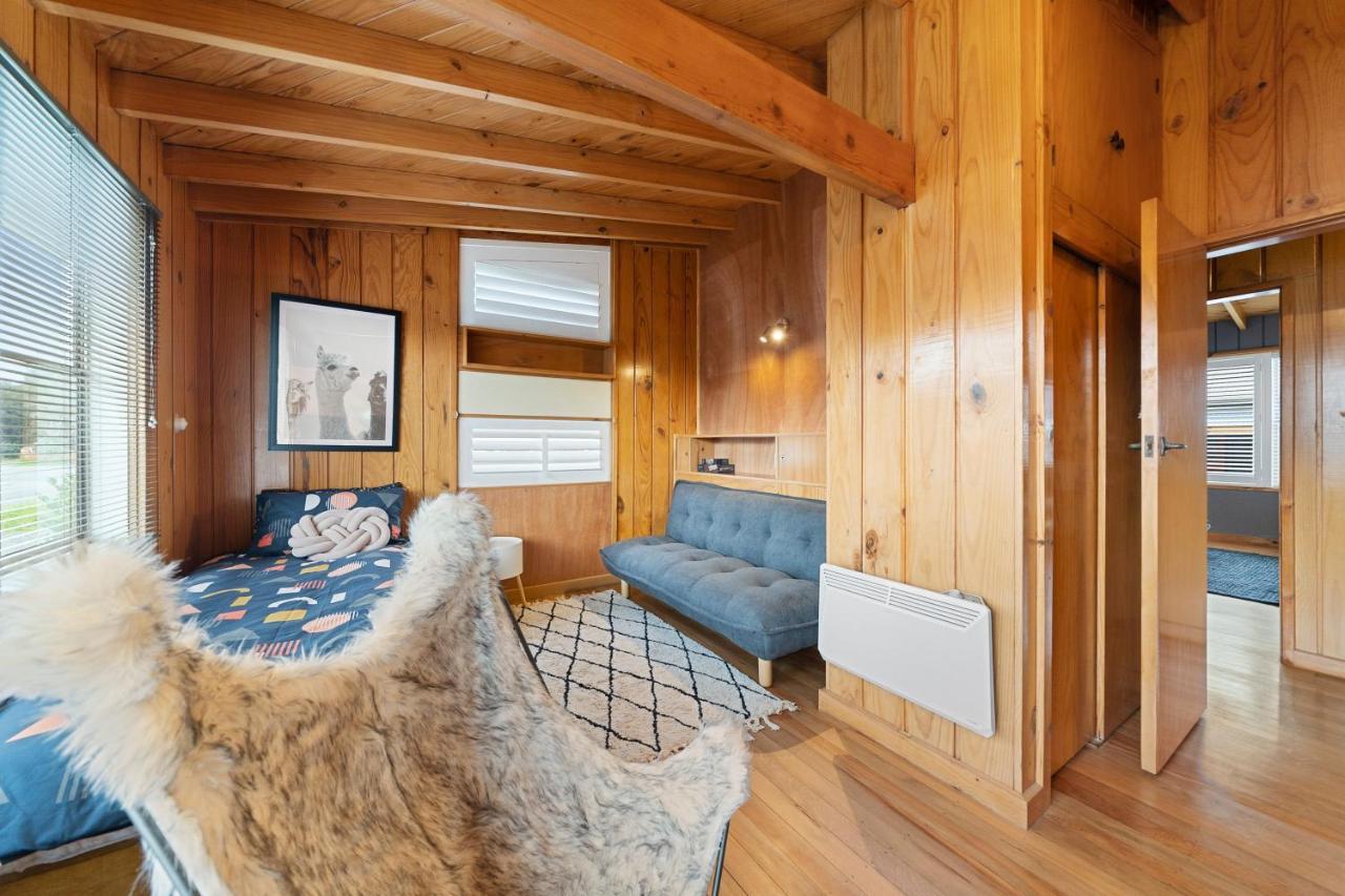 The Walnut Tree House - Martinborough Holiday Home Luaran gambar