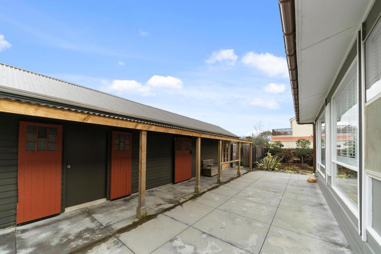 The Walnut Tree House - Martinborough Holiday Home Luaran gambar
