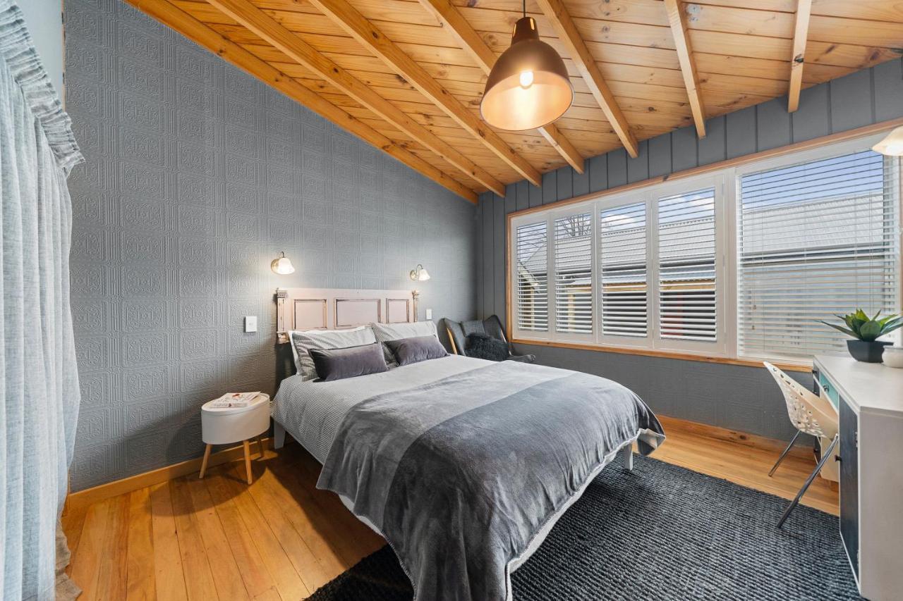 The Walnut Tree House - Martinborough Holiday Home Luaran gambar